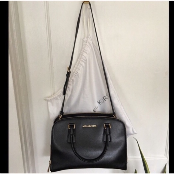 🛍️ Vintage Authentic MK shoulder bag excellent condition comes with dust bag. - Picture 1 of 12